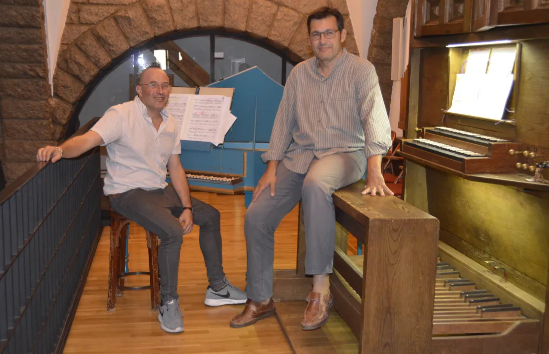 Jesús Gonzalo i José Luis Echechipía a l’església de Sant Pere Màrtir, ahir a la tarda.