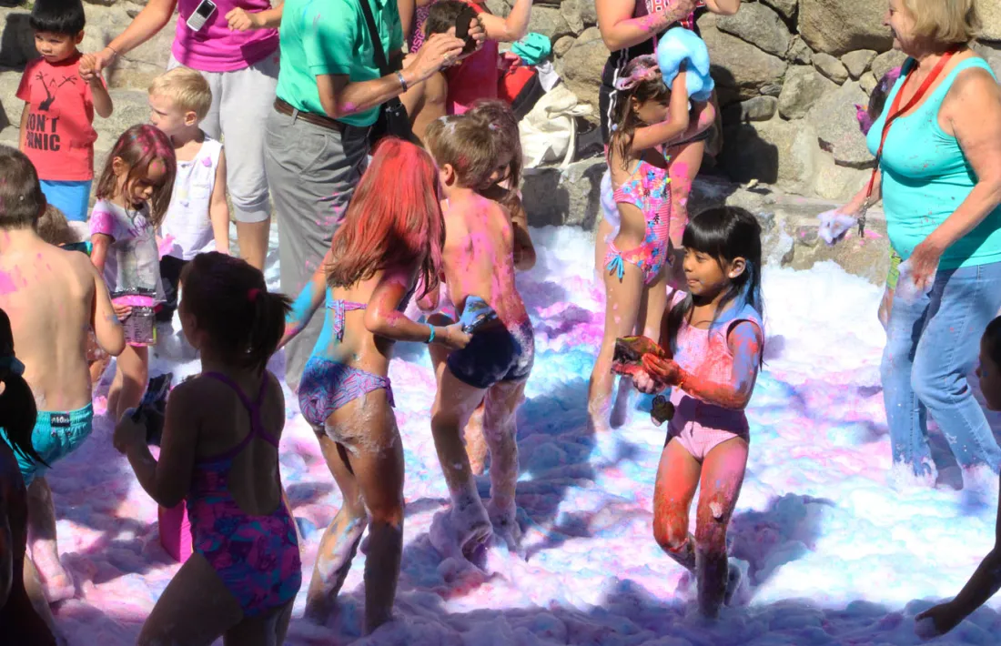 Festa de l'escuma i Holi party a la festa major de Santa Coloma.