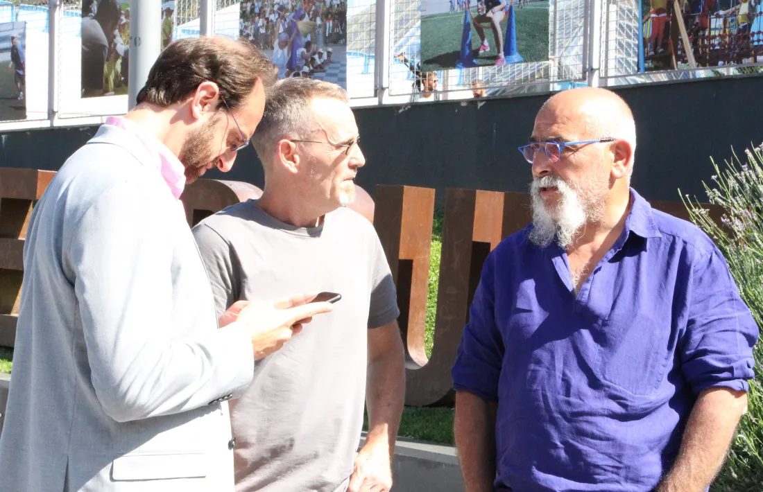 Didier Aleix, conseller de Medi Ambient, i Llorenç Esquerra, responsable de zones verdes del Comú, al Prat del Roure.