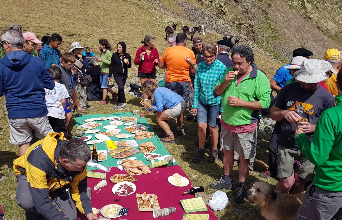 La degustació de productes locals en l’edició passada de la trobada del port de Boet.