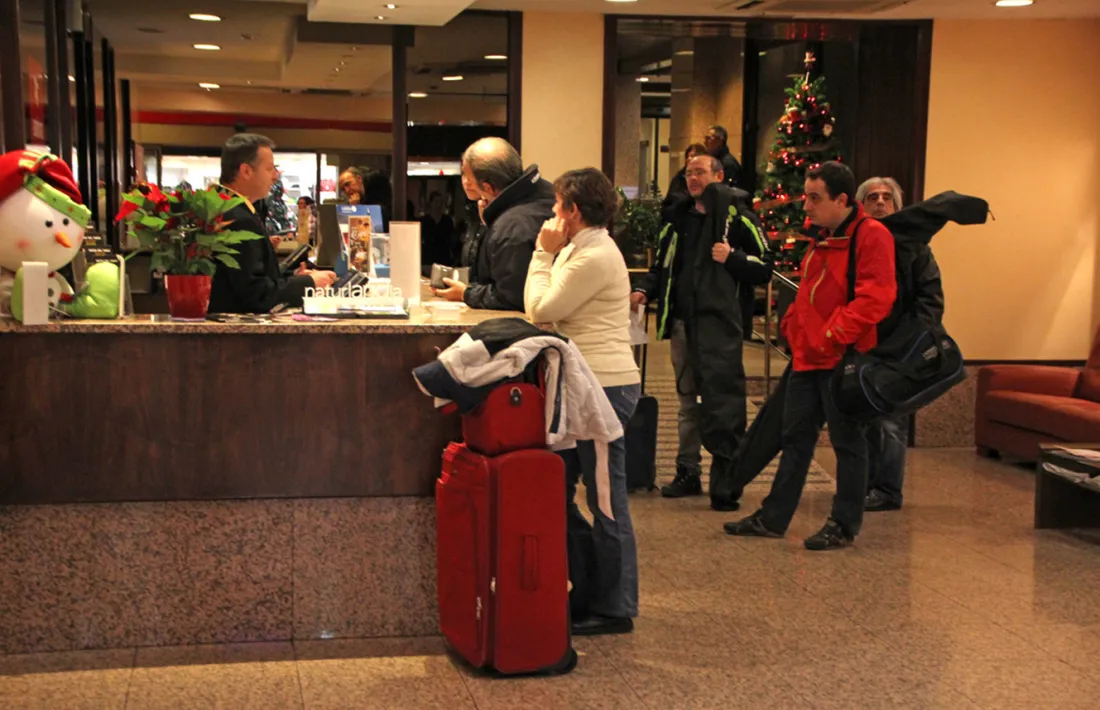 Turistes a la recepció d'un hotel d'Andorra la Vella.