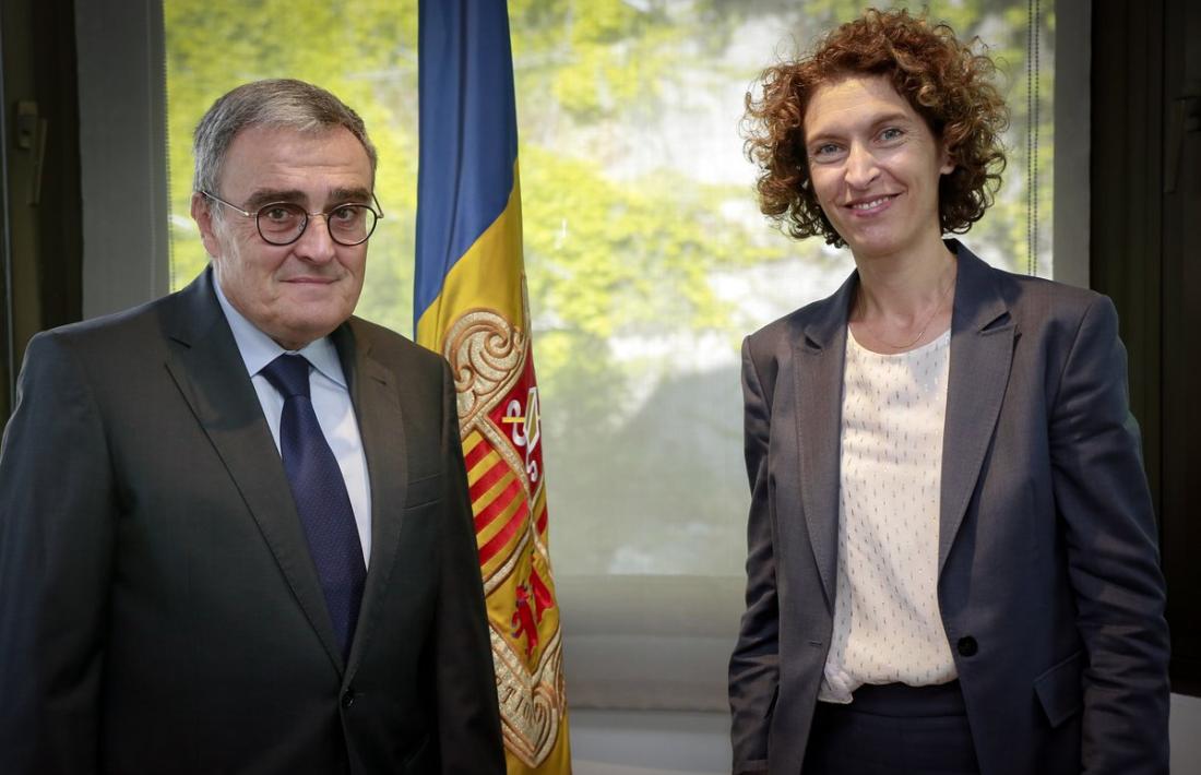 Àngel Ros presenta les còpies d&#039;estil com a nou ambaixador d&#039;Espanya a Maria Ubach