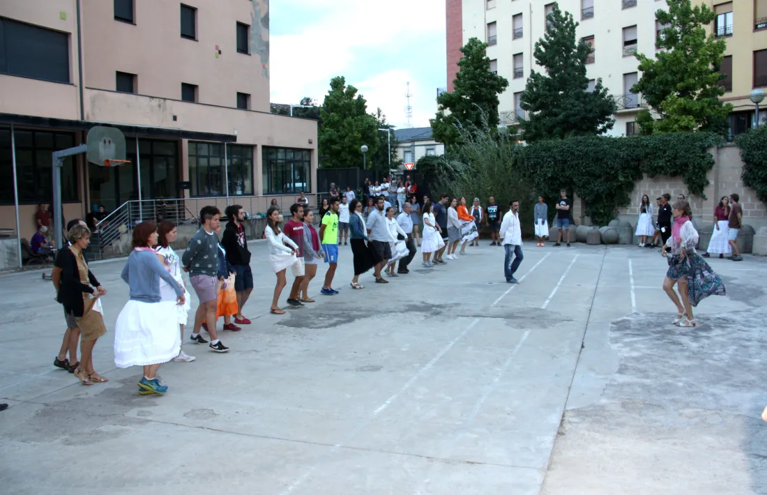 Un grup d’adults assajant el Ball Cerdà de la Seu d’Urgell.