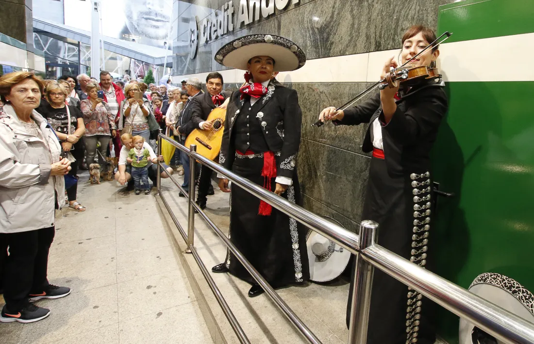 Mariachi Mestizo va actuar en un passatge cobert a causa de la pluja.