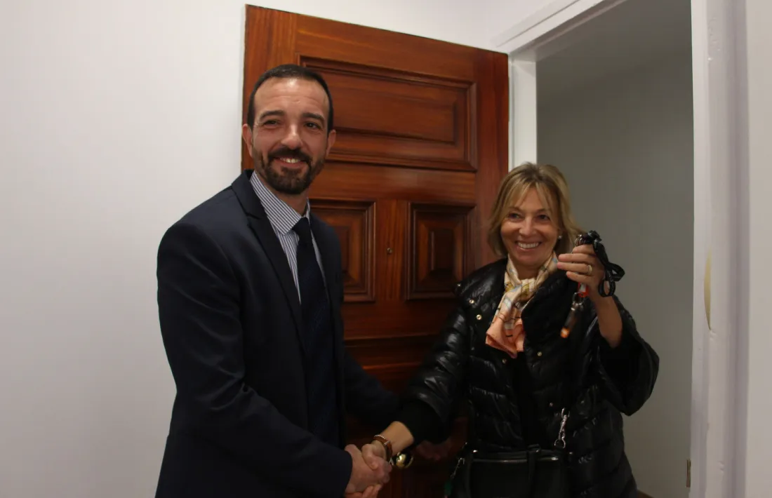 El ministre d'Ordenament Territorial, Jordi Torres, i la secretària d'Estat d'Afers Socials i Ocupació, Ester Fenoll, durant la inauguració d'un pis social ubicat a Encamp.
