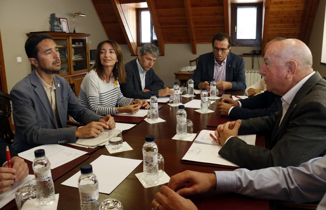 Damià Calvet i Carlos Barrera en una reunió amb tècnics.