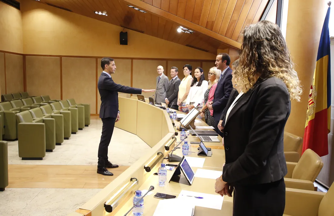 Lluís Gonçalves jura com a nou inspector comunal.