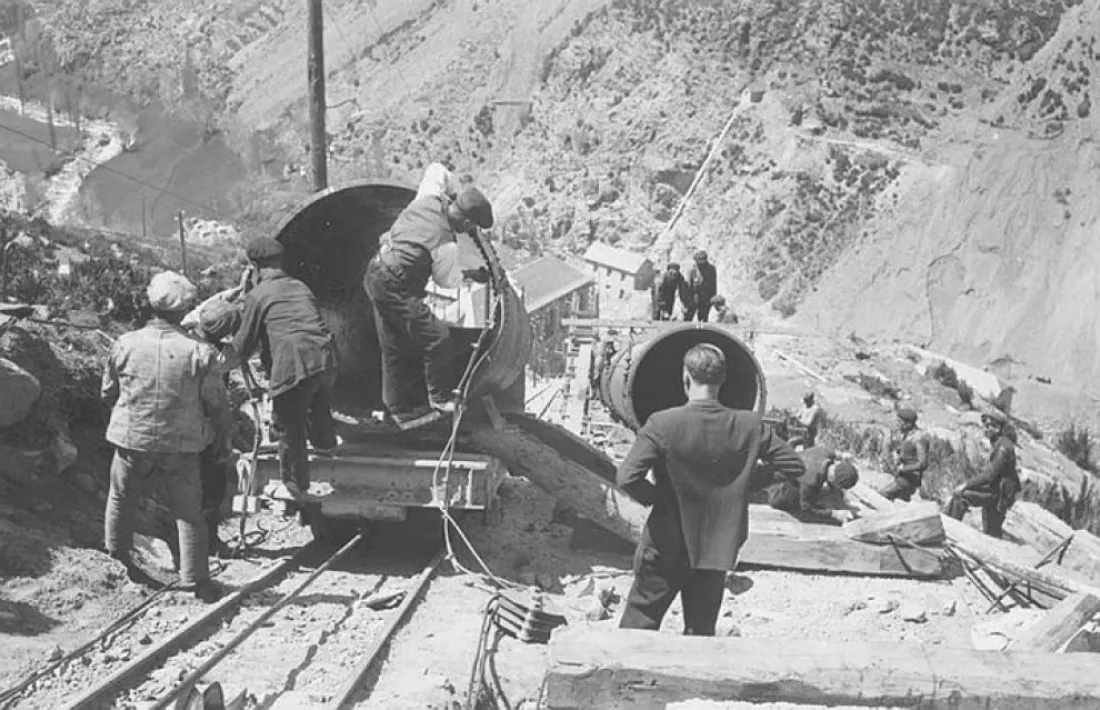 1933: obrers de Fhasa instal·len un sector de la canonada que baixa d’Engolasters a la central hidrolèctrica.