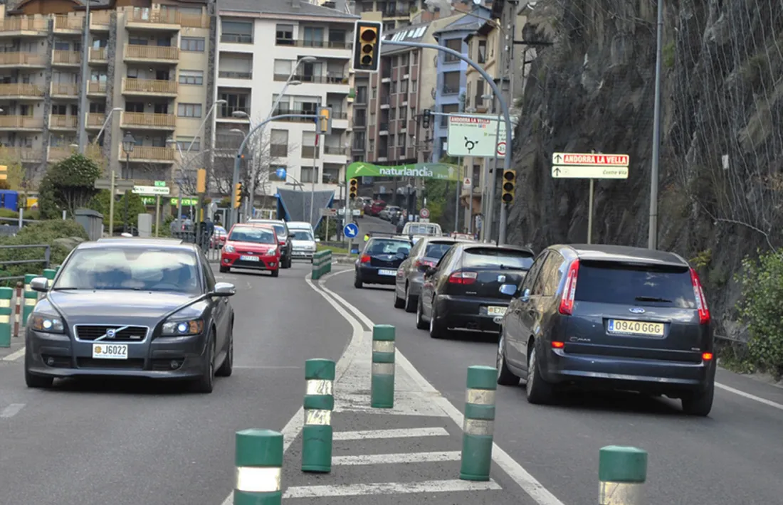 Trànsit dens a la CG1, a l'entrada de Sant Julià.