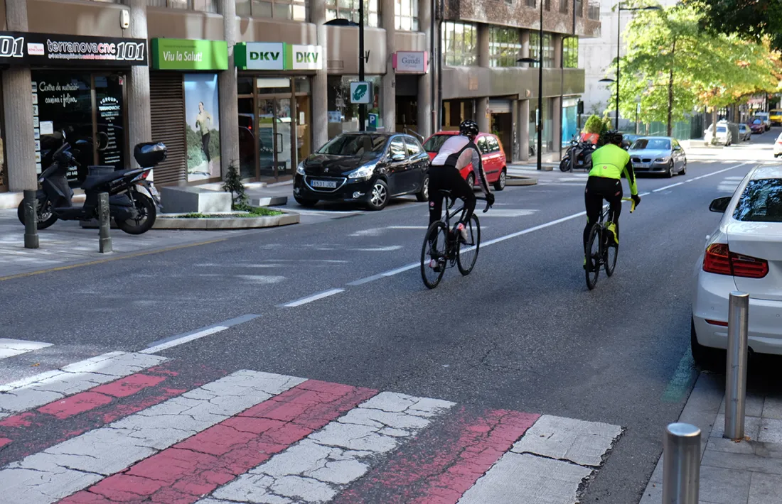 Uns ciclistes circulant pel carrer Prat de la Creu.