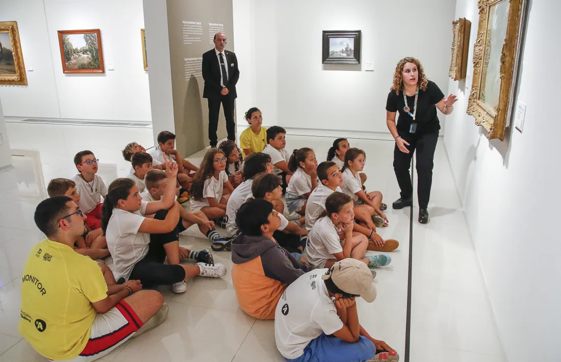 Una escena poc habitual a la sala d'exposicions del Thyssen, ahir a la tarda amb els nens dels Esports d'estiu d'Escaldes.