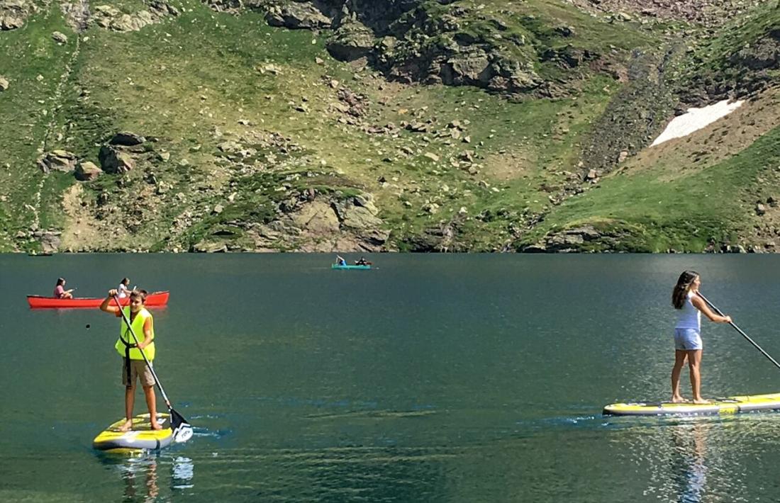 Les excursions amb canoa i pàdel surf s’han posat en marxa aquest estiu al llac de Tristaina.