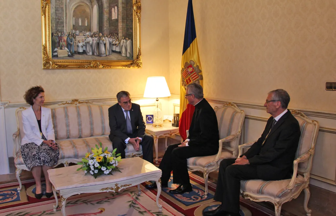 La ministra d'Afers Exteriors, Maria Ubach, i el representant del copríncep episcopal a Andorra, mossèn Josep Maria Mauri, han acompanyat al nou ambaixador i al copríncep després de l'entrega de les cartes credencials.