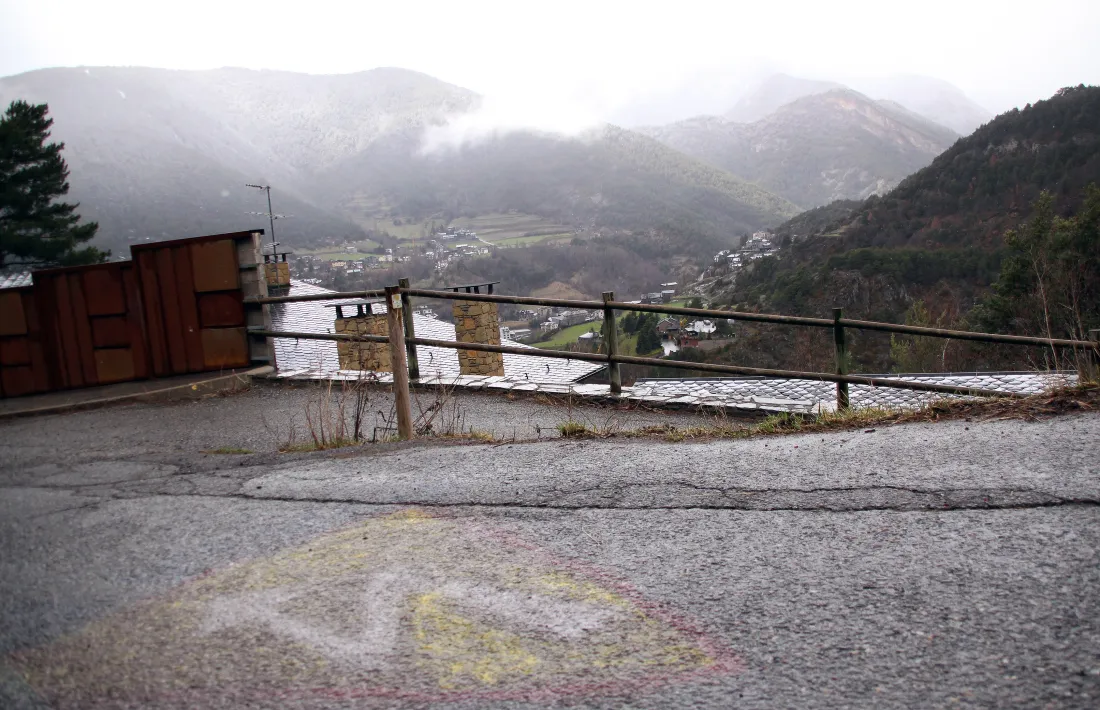 El camí de la Gonarda, prop de la zona on s'ha de fer l'ETR, i on hi ha una pintada contrària a la infraestructura.