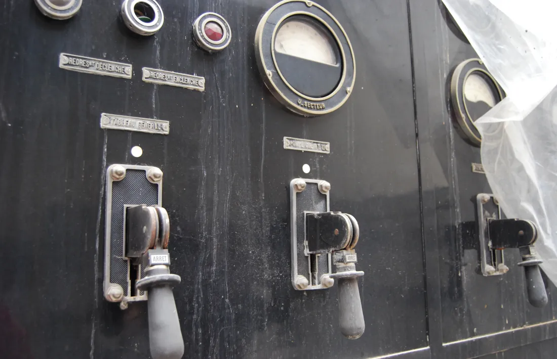 L’amiant ha aparegut en el cartró, el filament i la llana de làmpades, bobines, fusibles i resistències de les emissores de Radio Andorra, una SFR del 1939 com la d'aquí dalt i una Brown Boveri del 1962.