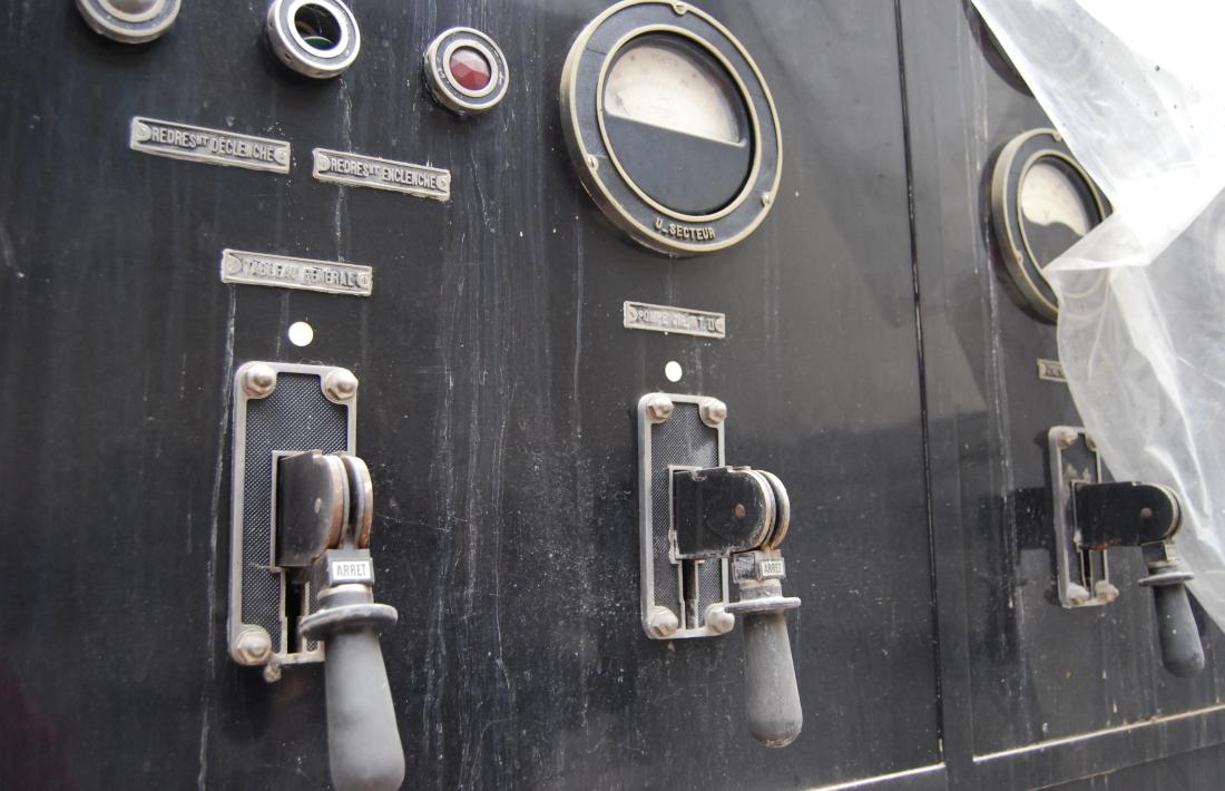 L’amiant ha aparegut en el cartró, el filament i la llana de làmpades, bobines, fusibles i resistències de les emissores de Radio Andorra, una SFR del 1939 com la d'aquí dalt i una Brown Boveri del 1962.
