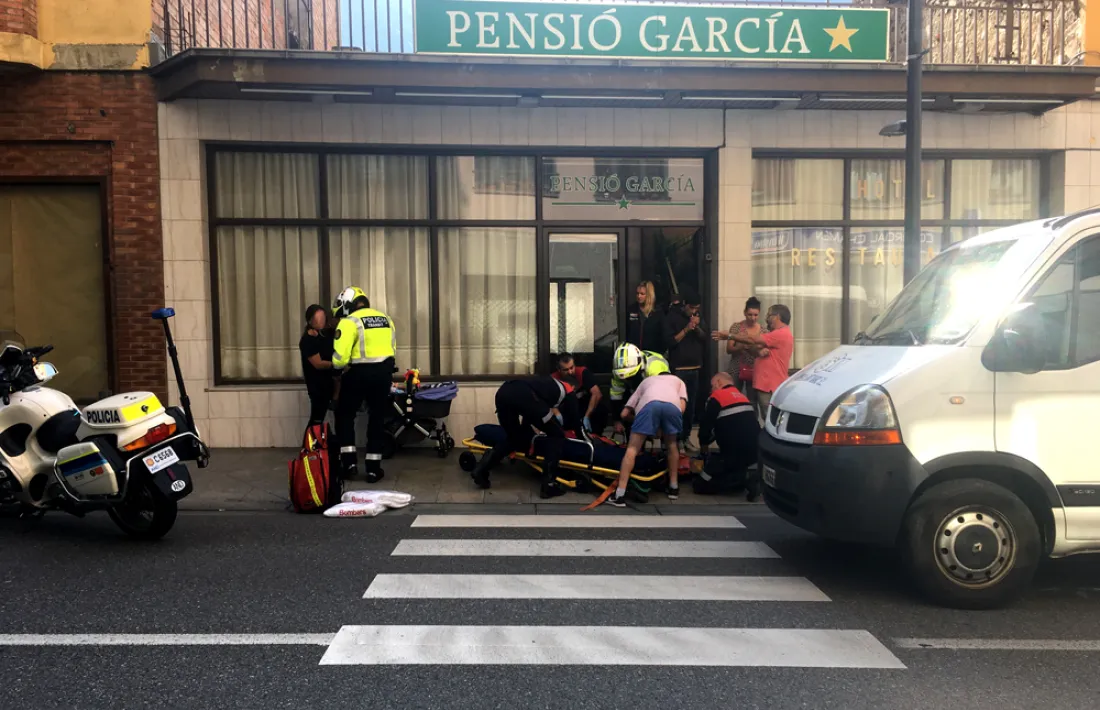 Els serveis d'emergències atenen el ferit al lloc dels fets.