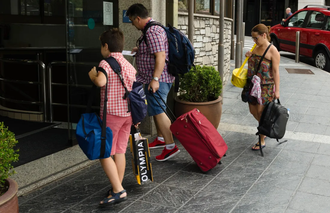 Uns turistes entren en un hotel d'Escaldes-Engordany.