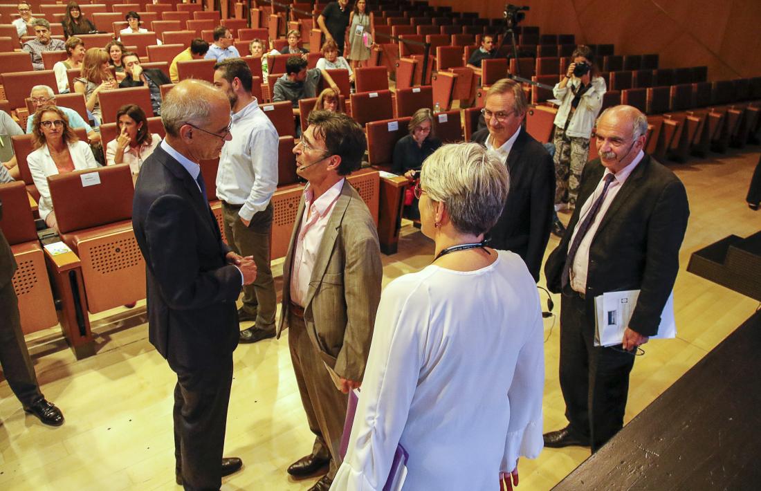 Antoni Martí saludant els ponents i el moderador en la inauguració de la Universitat d'Estiu, ahir.