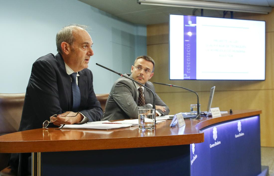Álvarez acompanyat del secretari d’Estat de Salut, Joan León, ahir.