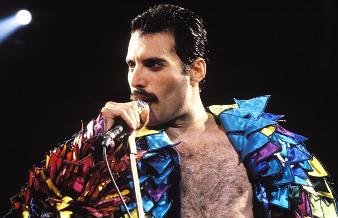 El cantant britànic Freddy Mercury, traspassat el 1991 i que avui faria 72 anys.