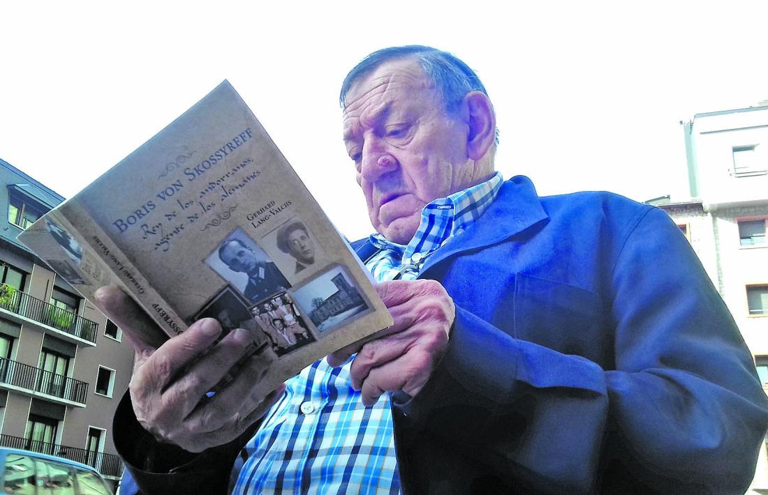 Antoni Morell fulleja amb posat planià un exemplar de 'Rey de los andorranos, agente de los alemanes'.