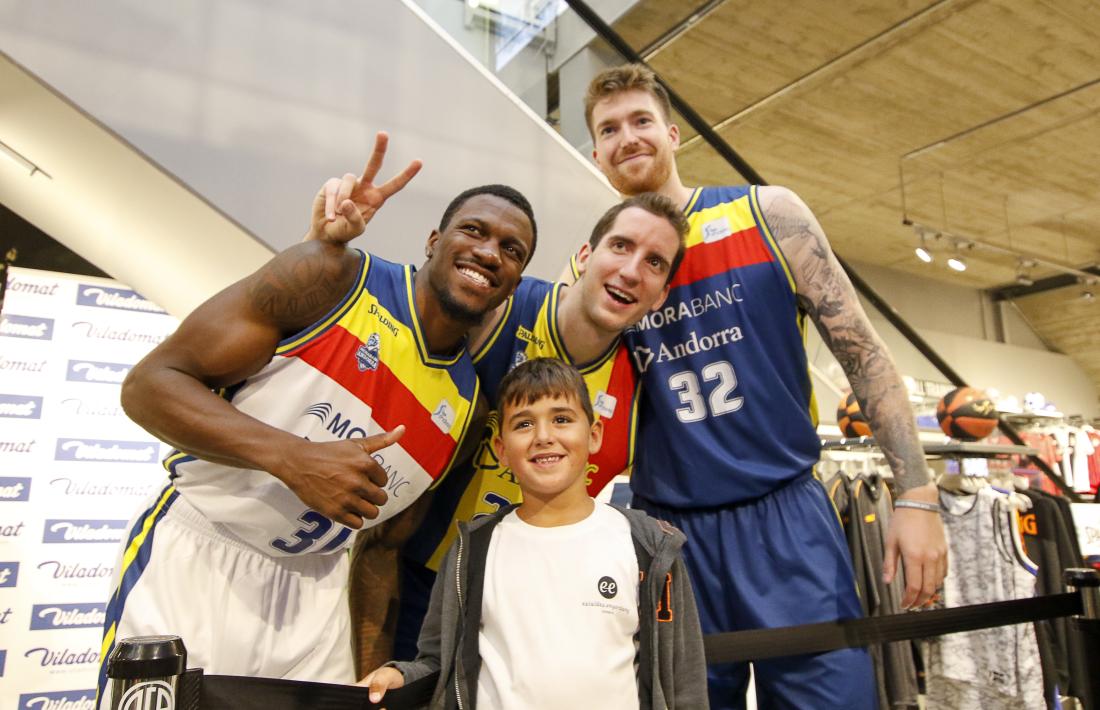 Dylan Ennis, Guille Colom i Shayne Whittington amb els nous equipaments.