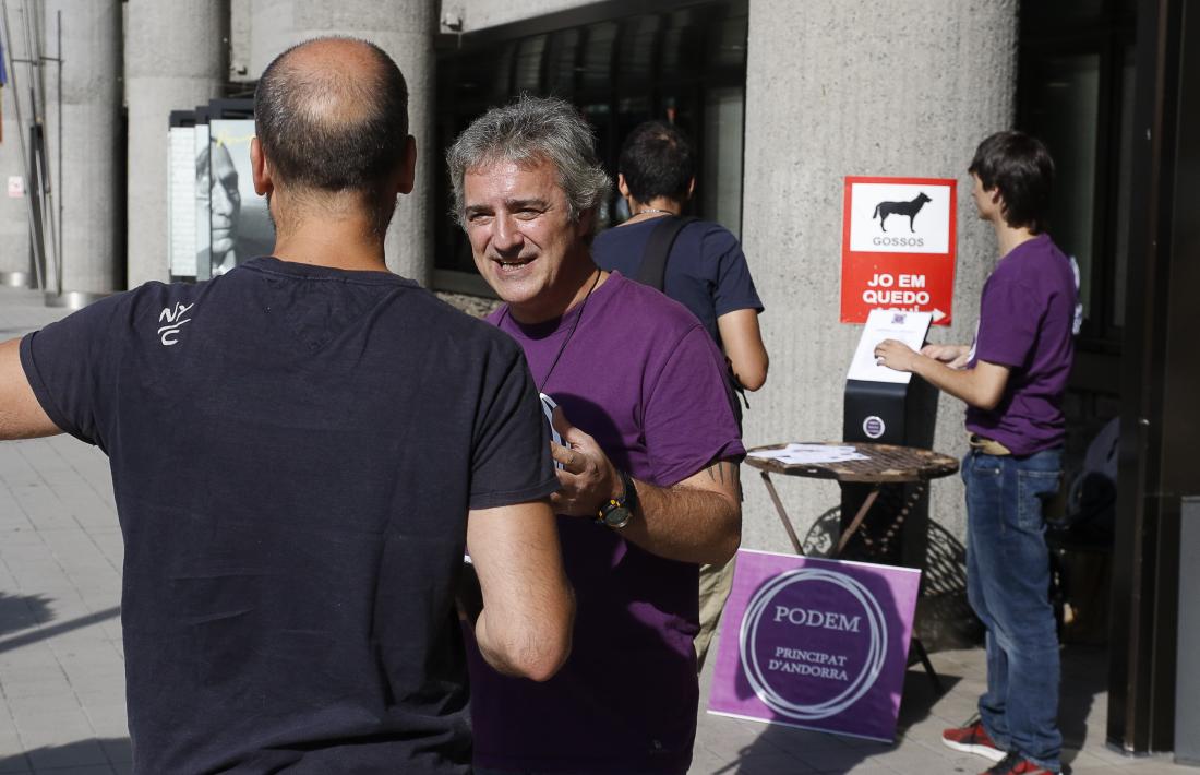 Mobilització de Podem contra la tarfa que l’Sdadv vol aplicar a les escoles, dimecres a l’edifici administratiu.