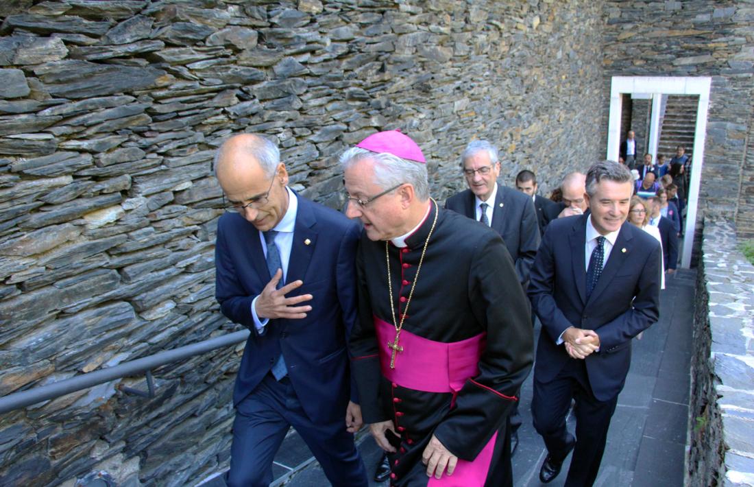  Martí acompanya al copríncep episcopal Joan Enric Vives a l'entrada del Santuari de Meritxell; darrere seu, el Síndic Mateu.