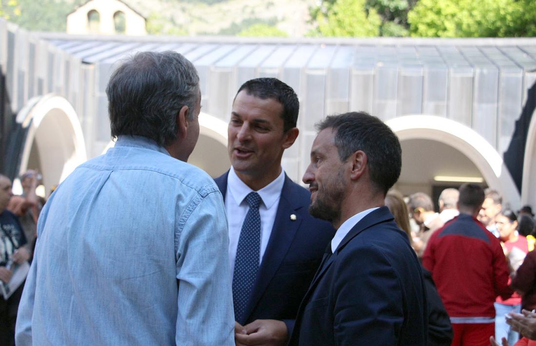 Eusebi Nomen, d'esquenes, conversa amb el liberal Jordi Gallardo i el socialdemòcrata Pere López.