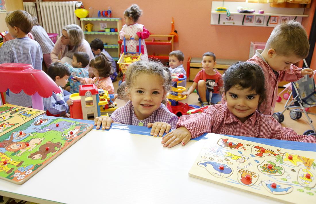 Infants durant el primer dia de classe a l’escola andorrana de primera ensenyança, ahir.