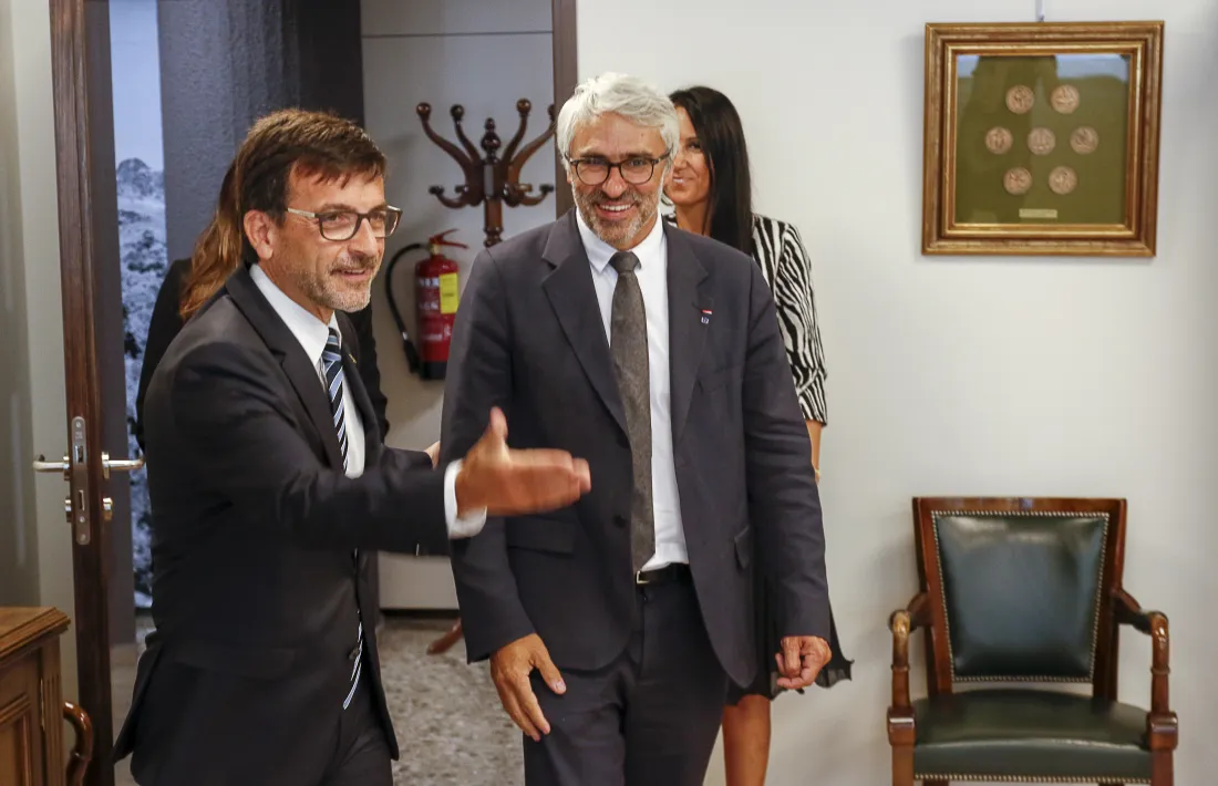El ministre Jordi Cinca amb el director del Centre de Política Tributària i Administració de l’OCDE, Pascal Saint-Amans.