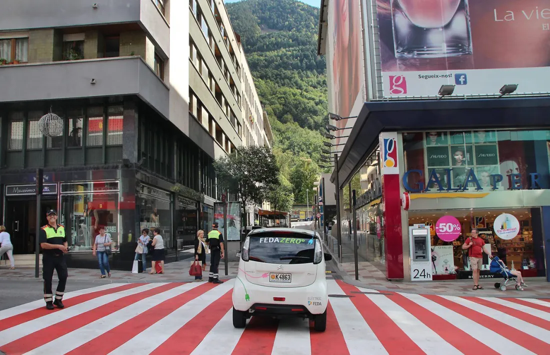 Un vehicle elèctric de FEDA travessa l'avinguda Carlemany a Escaldes-Engordany.