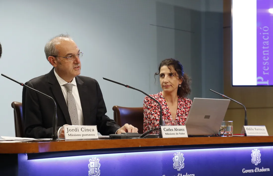 El ministre de Salut, Carles Álvarez, i la coordinadora de Recursos Sanitaris, Odile Sarroca, en la compareixença d’ahir.