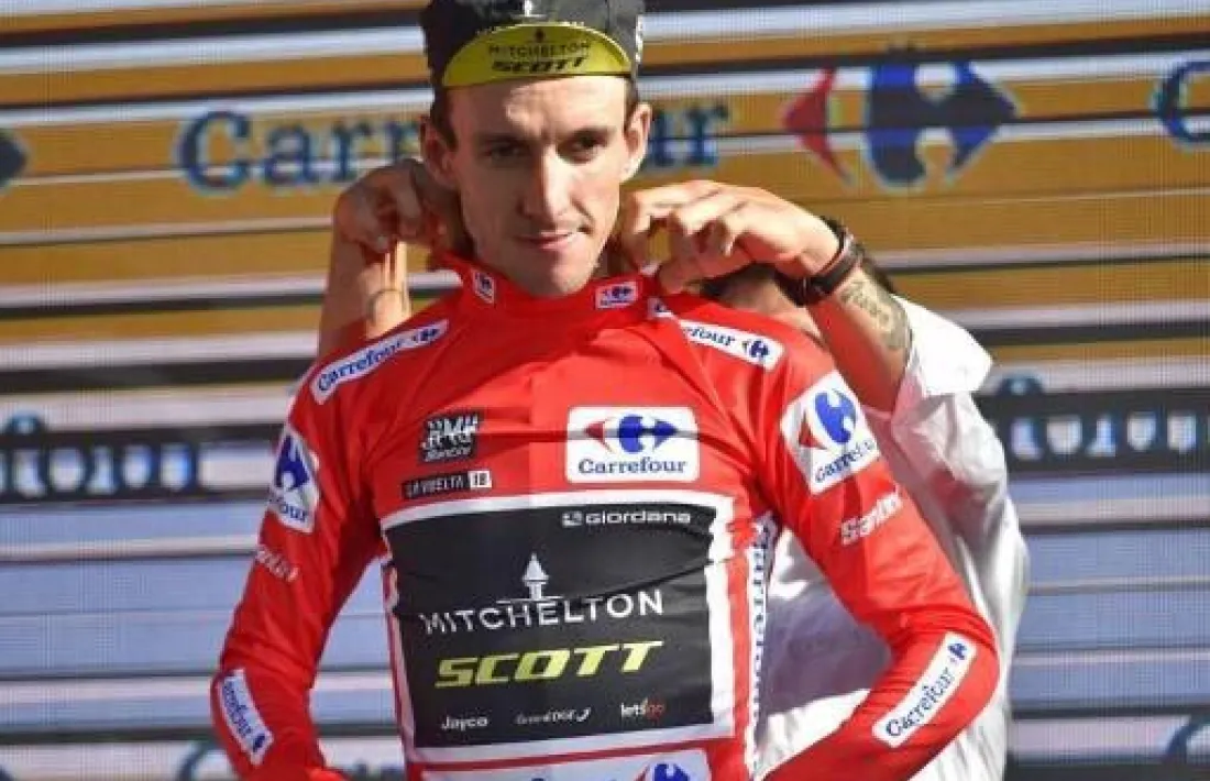 El ciclista resident Simon Yates s'eshibeix camí de La Rabassa i fa un pas de gegant per guanyar la Vuelta a Espanya