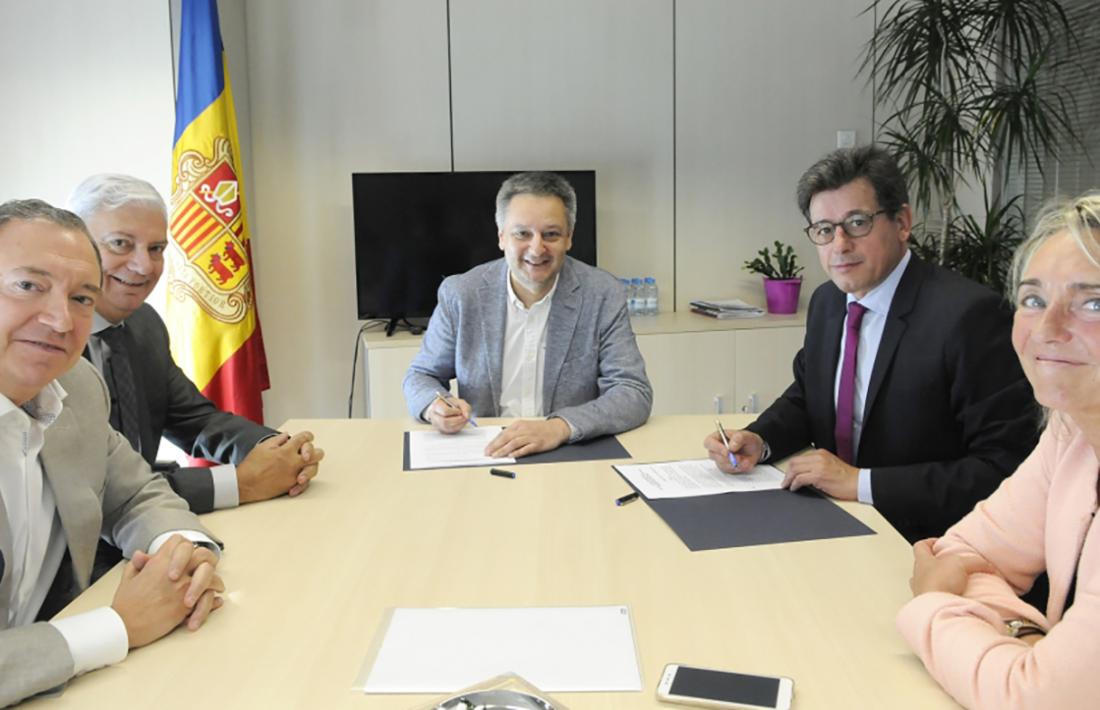 La firma del conveni entre el Govern i la CEA.