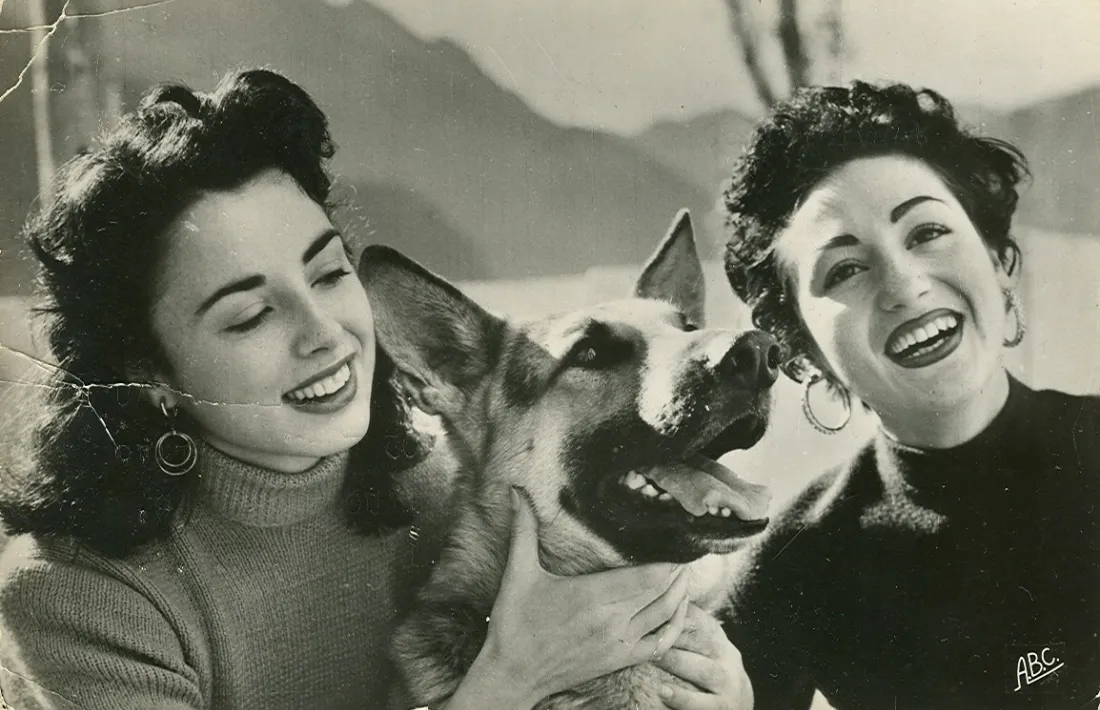Lydia Linares, la veu d''Aquí Radio Andorra, emisora del Principado de Andorra', i Carmen del Monte, a la terrassa del Roc de les Anelletes els anys 50, l'època daurada de l'estació amb espais com 'El concierto de los radioyentes'.