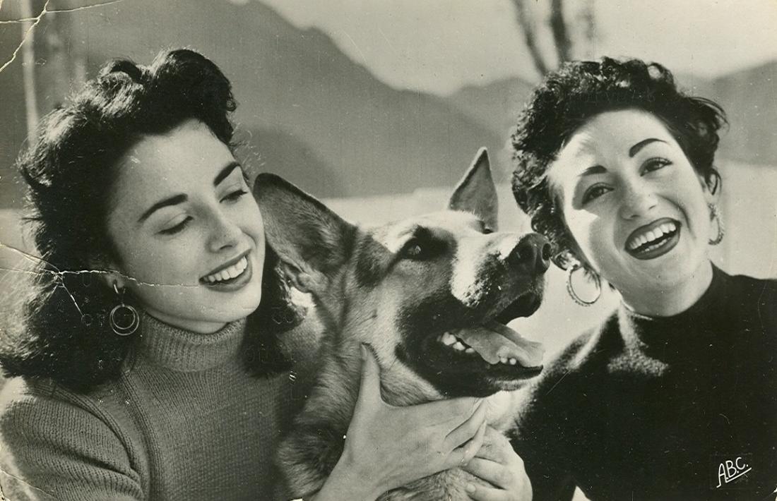Lydia Linares, la veu d''Aquí Radio Andorra, emisora del Principado de Andorra', i Carmen del Monte, a la terrassa del Roc de les Anelletes els anys 50, l'època daurada de l'estació amb espais com 'El concierto de los radioyentes'.