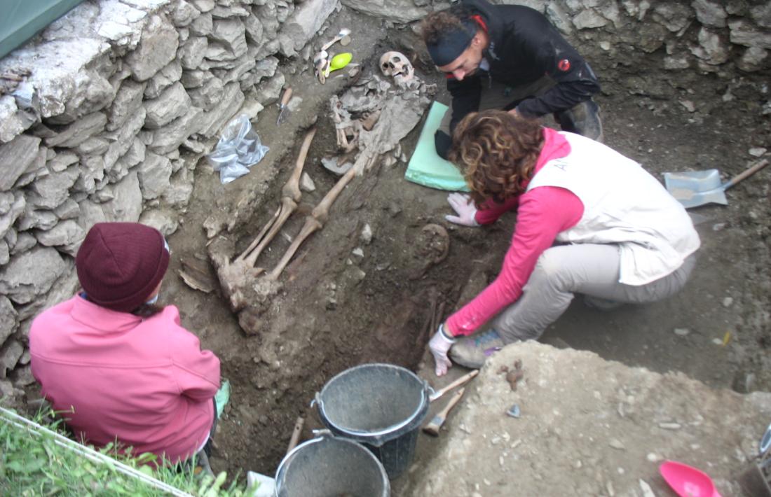 Excavació de la fossa comuna del cementiri de Soldeu, el setembre de l'any passat, rere les restes de l'aviador nord-americà desaparegut la tardor del 1943.