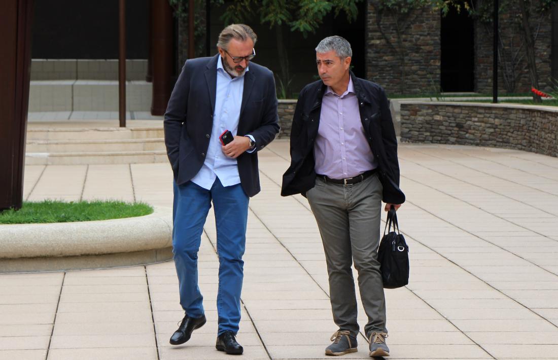 Higini Cierco i Joan Pau Miquel conversen abans d'entrar a la sala del judici.