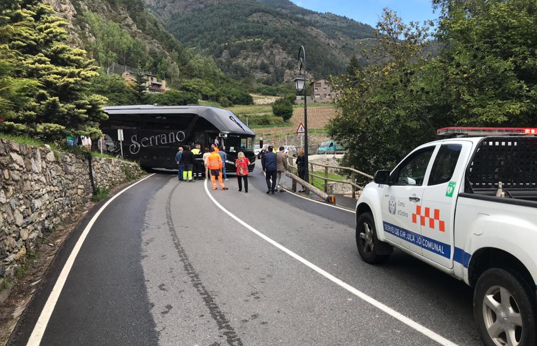 L’autocar es va avariar a la sortida de la Cortinada.