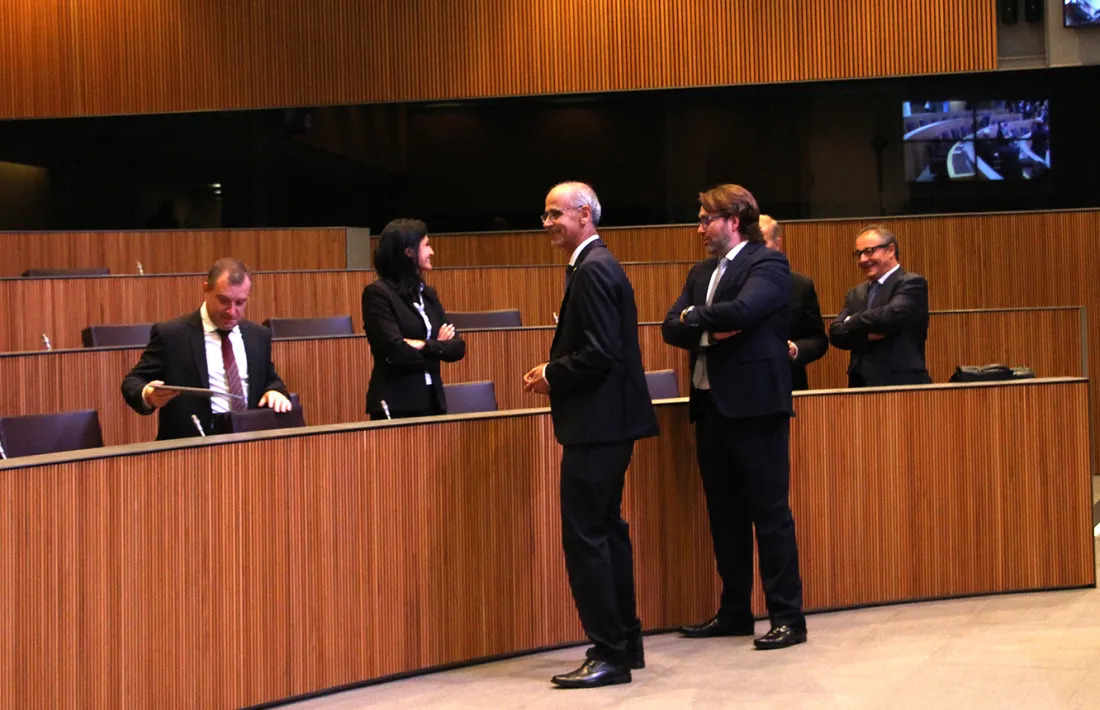 El cap de Govern, Toni Martí, conversa amb consellers de l'oposició abans de l'inici del debat.