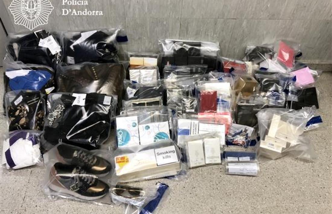La mercaderia comissada per la policia a un home i una dona que van ser detinguts per furts en comerços.