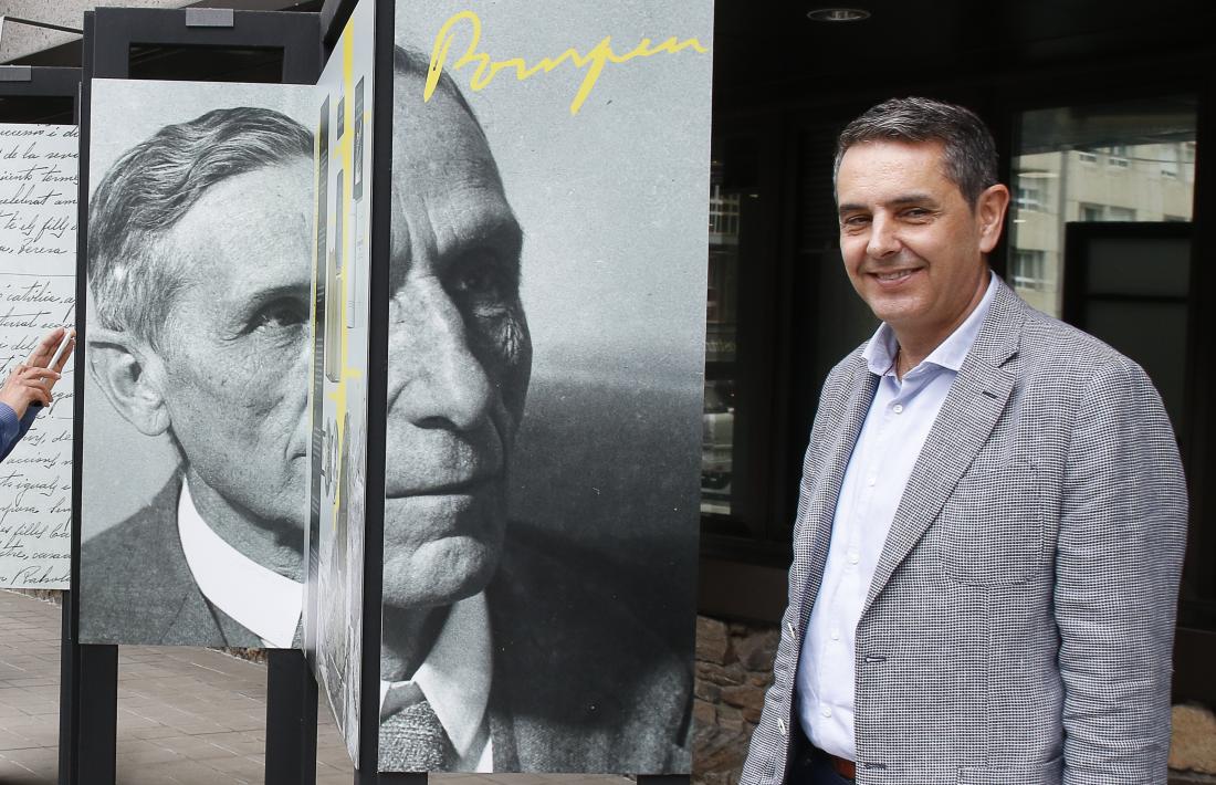Ginebra, davant del plafó de l'edifici administratiu que exposa la còpia del testament atorgat per Fabra el 27 d'octubre del 1947 davant del notari Jordana.