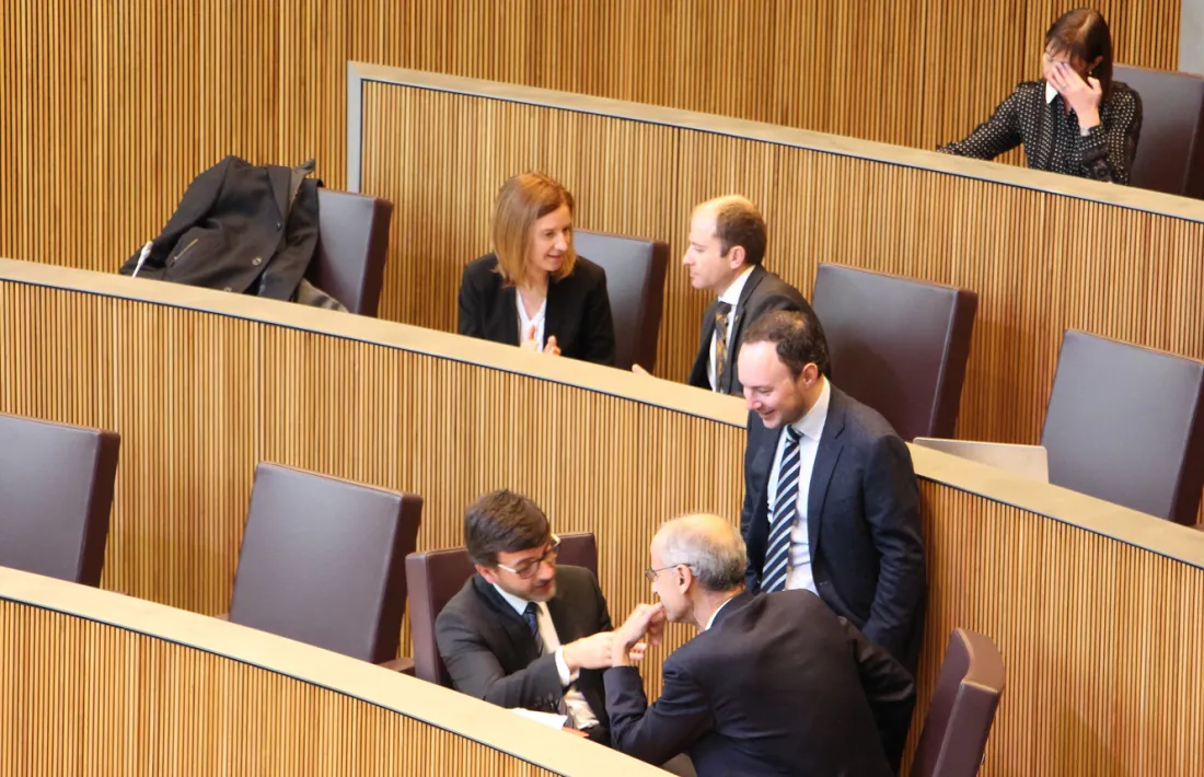 El ministre d'Afers Socials, Justícia i Interior, Xaver Espot, conversa amb el cap de Govern, Toni Martí, i el titular de Finances, Jordi Cinca, en una sessió de consell anterior.