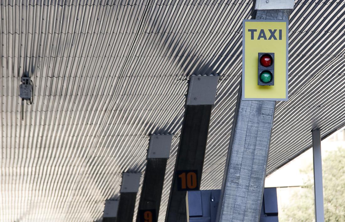 El semàfor instal·lat a l’entrada de l’estació d’autobusos.