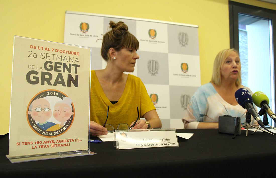 La cap de l'àrea de Gent Gran, Montse Cobo, i la consellera de Social, Francesa Barbero, durant la roda de premsa de presentació.