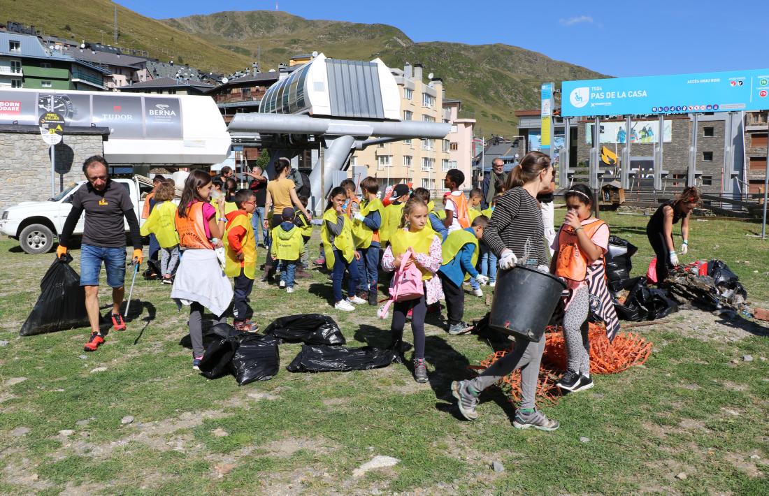 Bona part dels participants a la neteja del Pas eren nens.