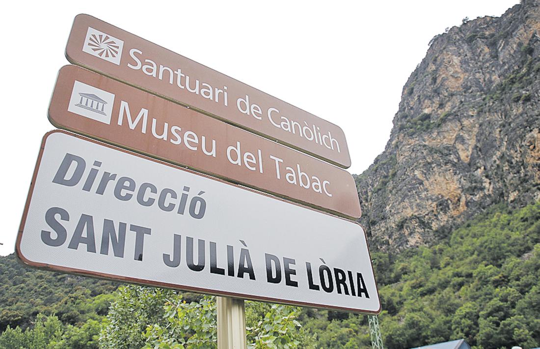 La retolació a la xarxa viària manté la grafia ‘Canòlich’, amb ‘h’, mentre que el Nomeclàtor del 2010 diu que ha de ser ‘Canòlic’, sense ‘h’.