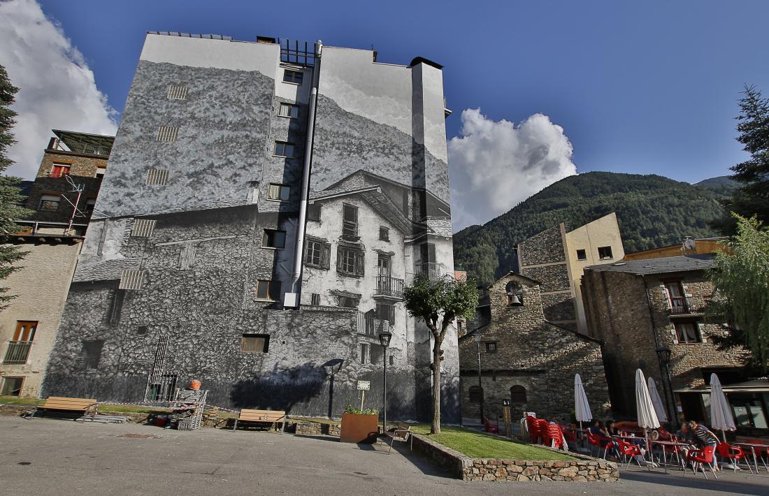 El mural reprodueix una fotografia dels anys 50 i incorpora el padrí Viliella al balcó, procedent d’una imatge de Lengemann.